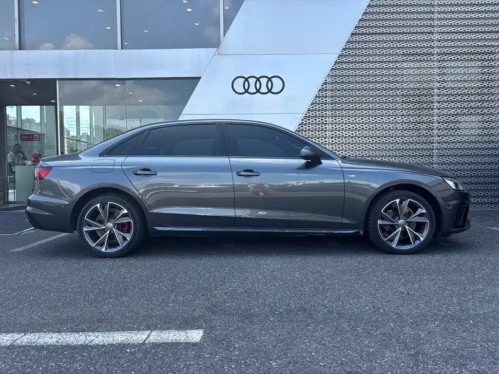 Audi A4L 2022 — фото 4