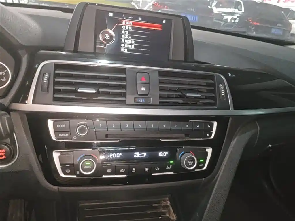 BMW 3 Series 2017 — фото 13