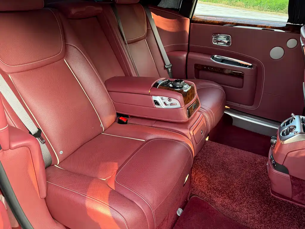 Rolls-Royce Ghost 2018 — фото 13
