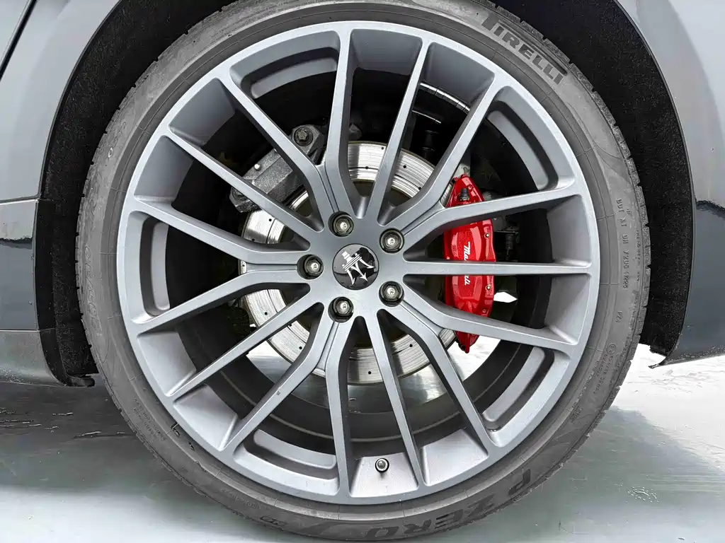 Maserati Quattroporte 2019 — фото 13