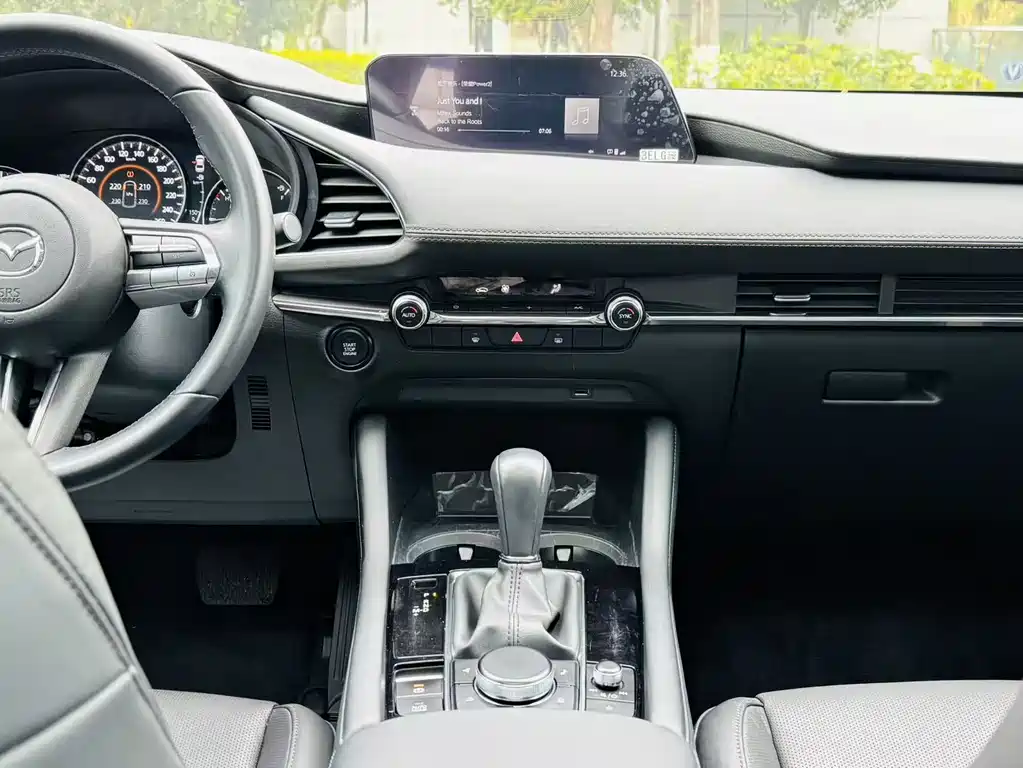 Mazda 3 Axela 2019 — фото 15