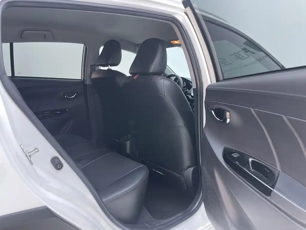 Toyota Yaris L 2023 — фото 25