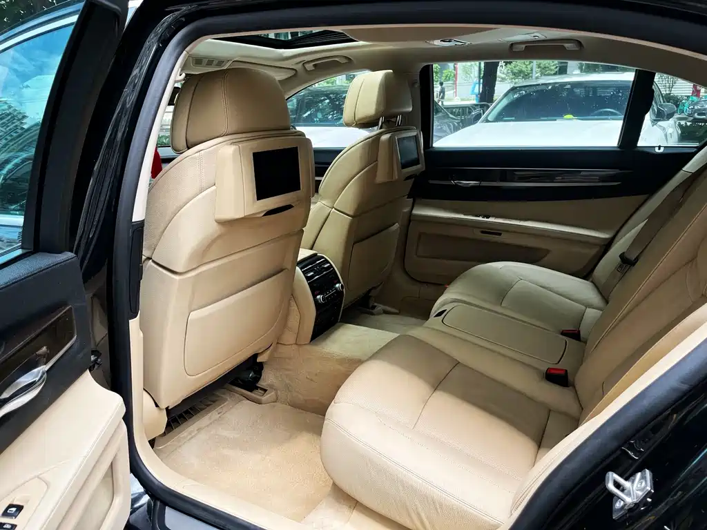 BMW 7 Series 2009 — фото 17
