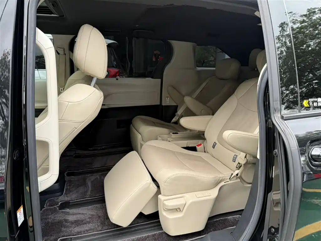 Toyota Sienna 2023 — фото 17