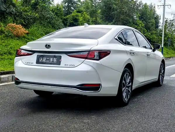 Lexus ES 2024