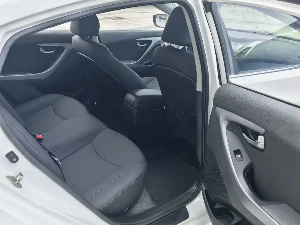 Hyundai Elantra Langdong 2018 — фото 12