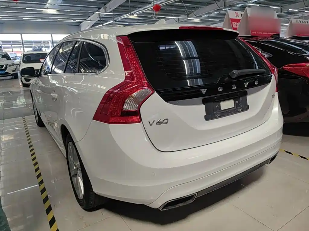 Volvo V60 2015 — фото 5