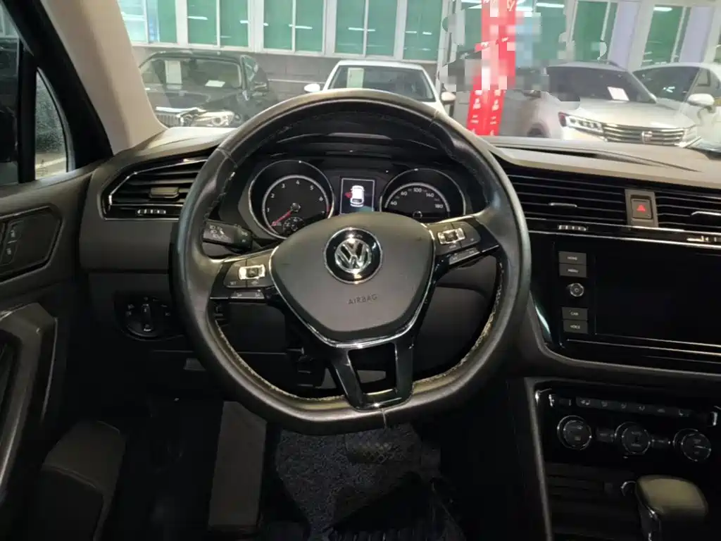 Volkswagen Tiguan L 2018 — фото 11