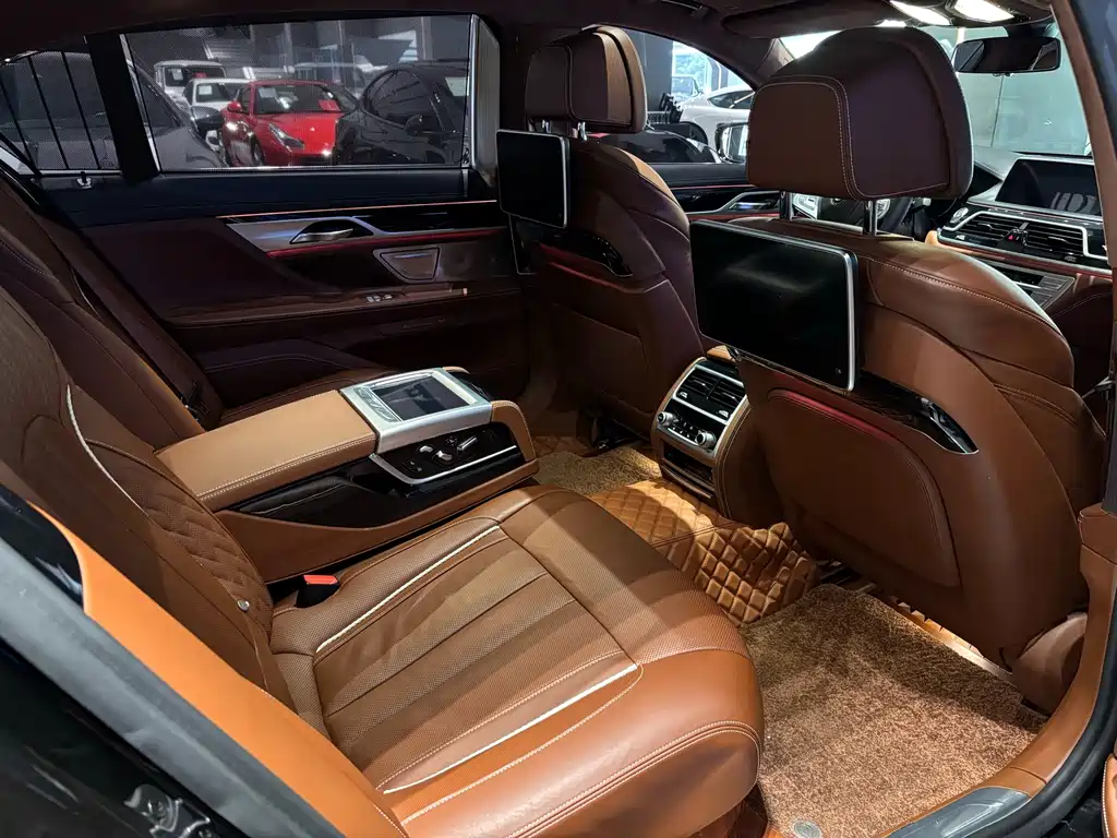 BMW 7 Series 2019 — фото 16