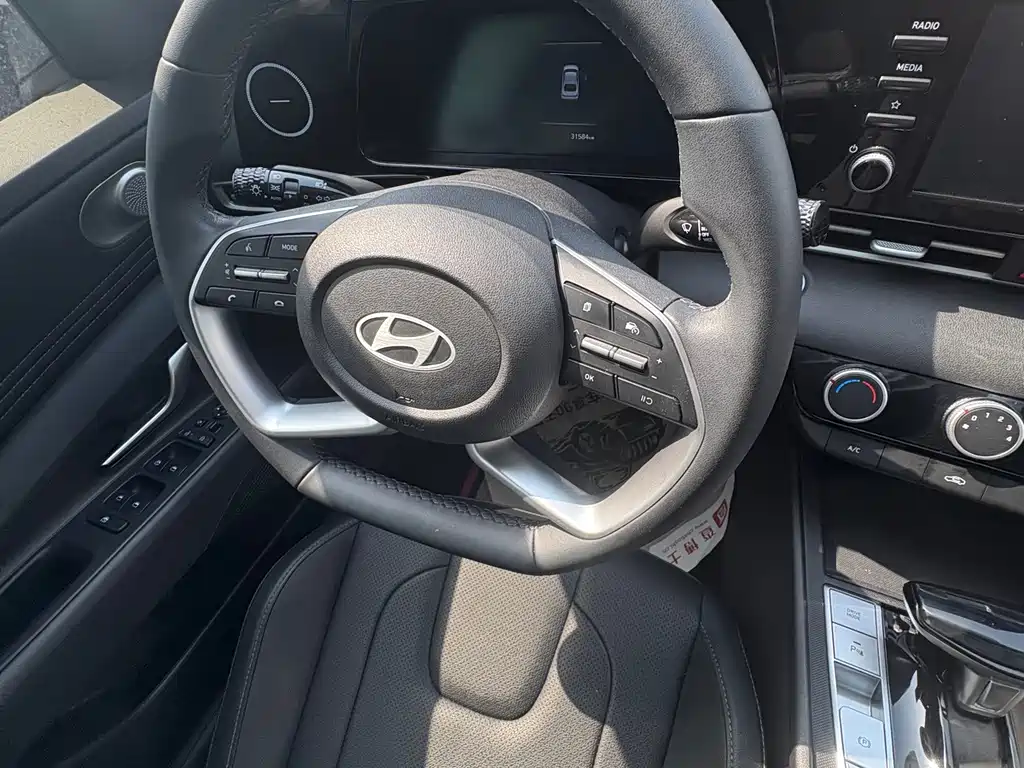 Hyundai Elantra 2023 — фото 9
