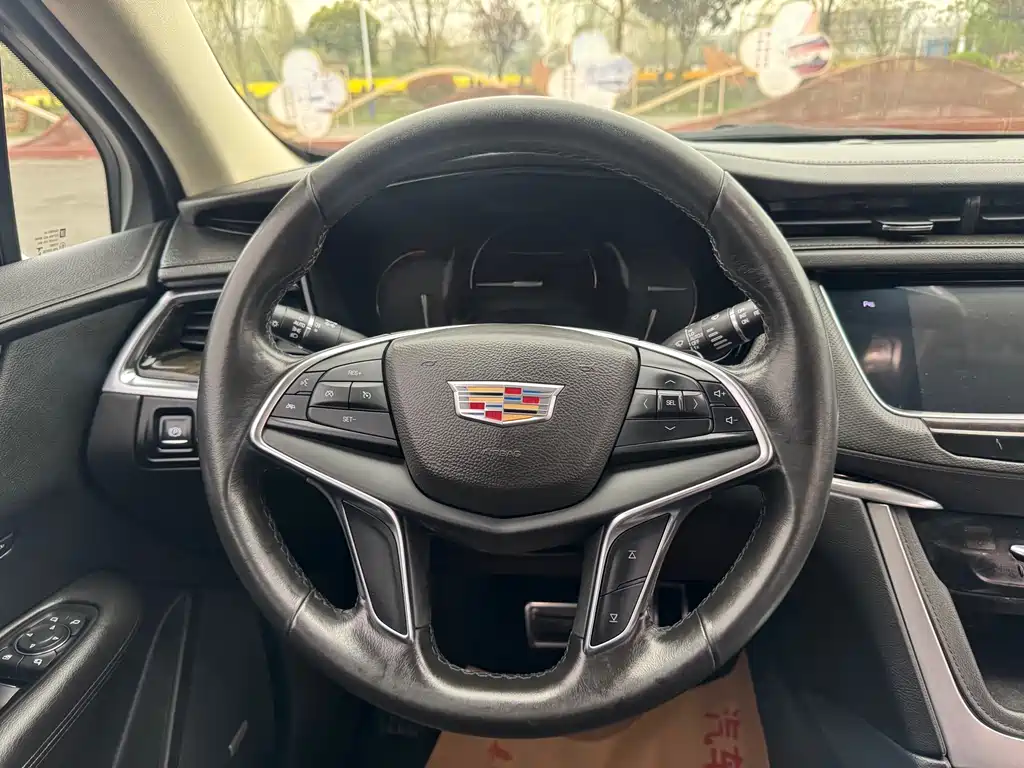 Cadillac XT5 2017 — фото 16