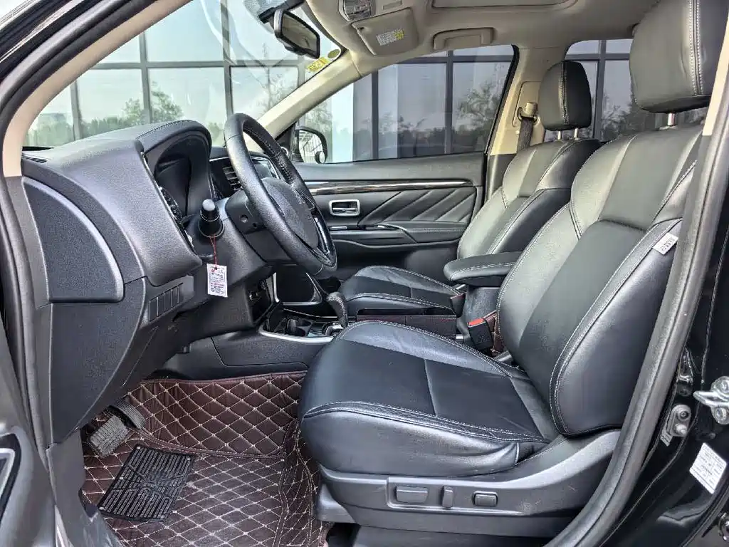 Mitsubishi Outlander 2021 — фото 12
