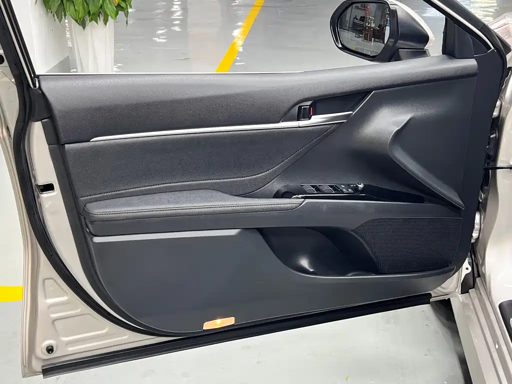 Toyota Camry 2023 — фото 17