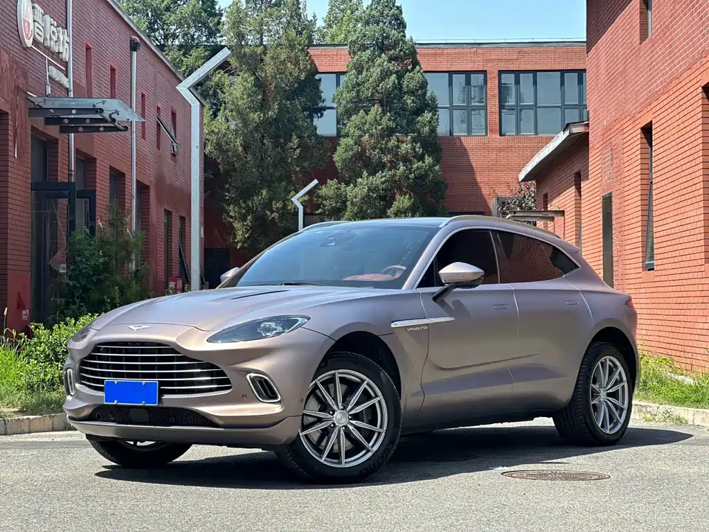 Aston Martin DBX 2023