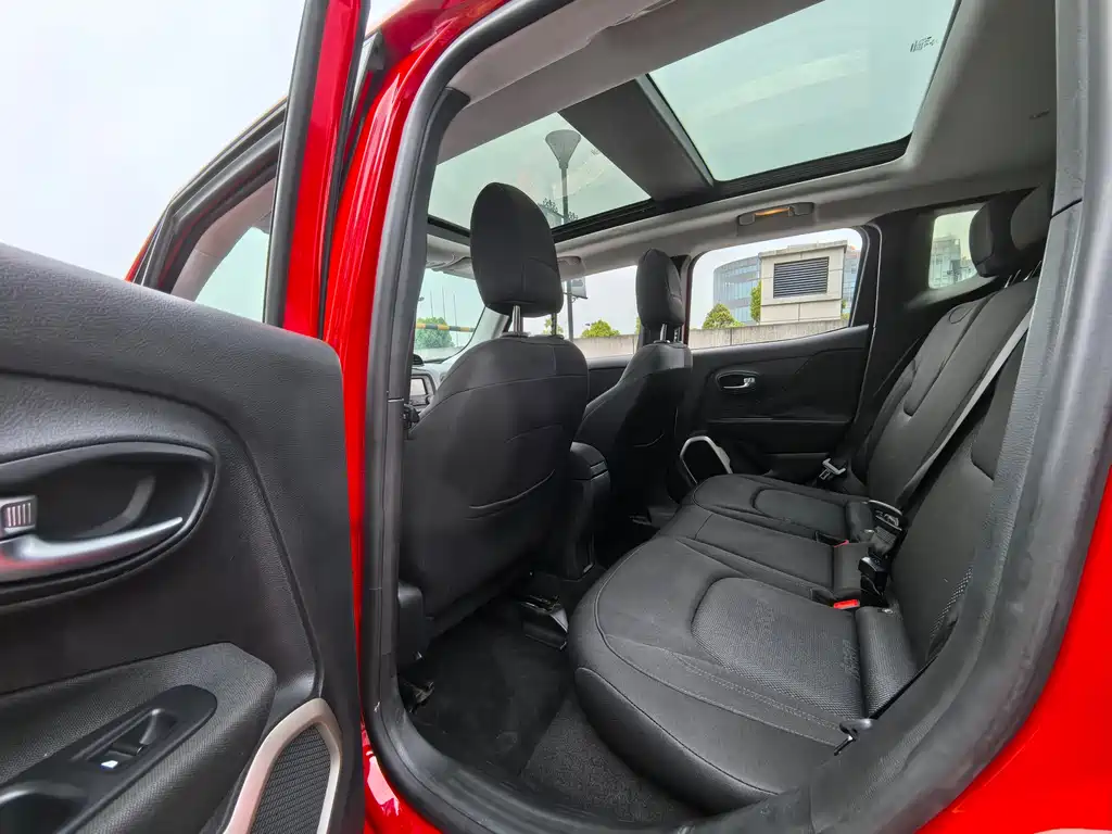 Jeep Renegade 2018 — фото 6