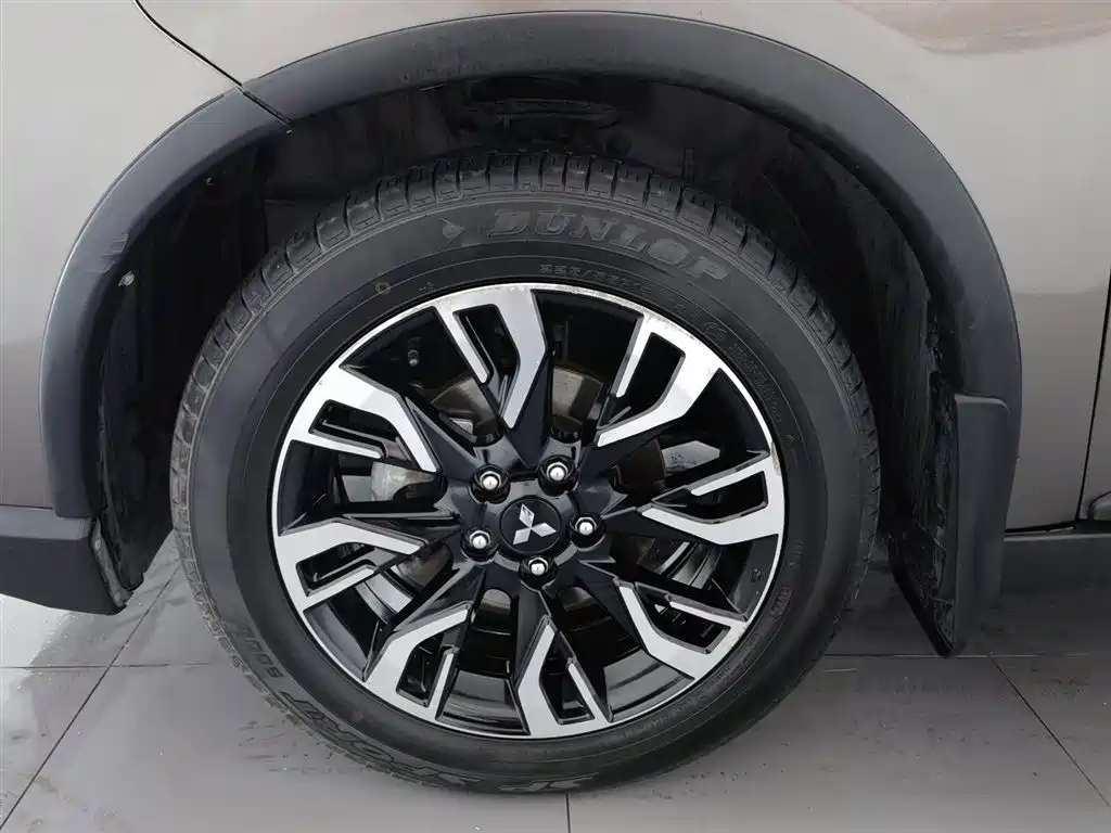 Mitsubishi Outlander 2021 — фото 17