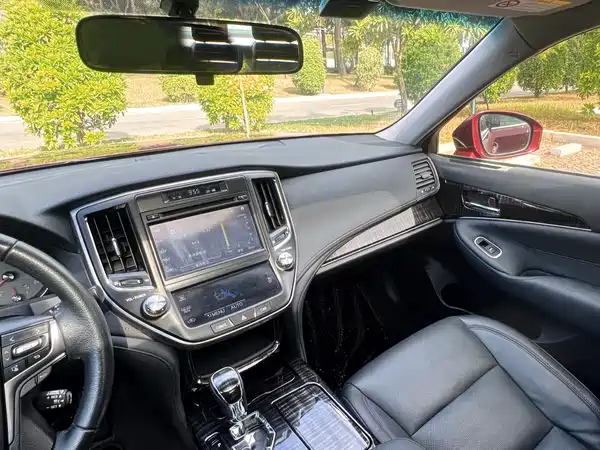 Toyota Crown 2015