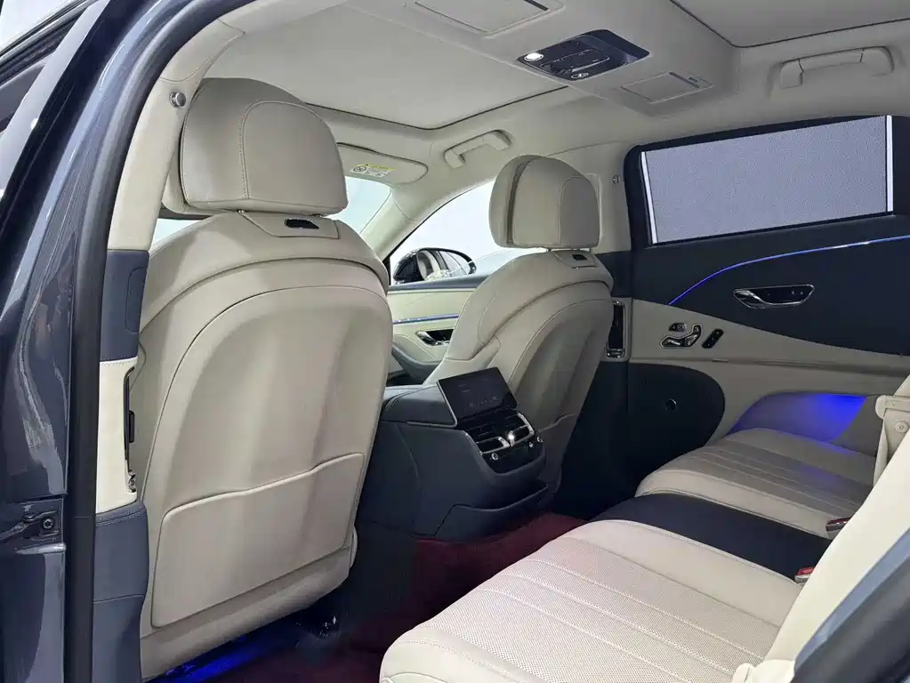 Bentley Flying Spur 2025 — фото 13