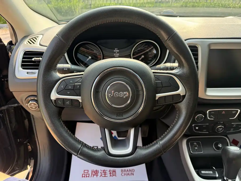 Jeep Compass 2018 — фото 10