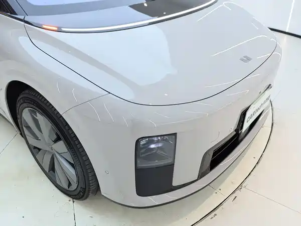 Li Auto i8 2025