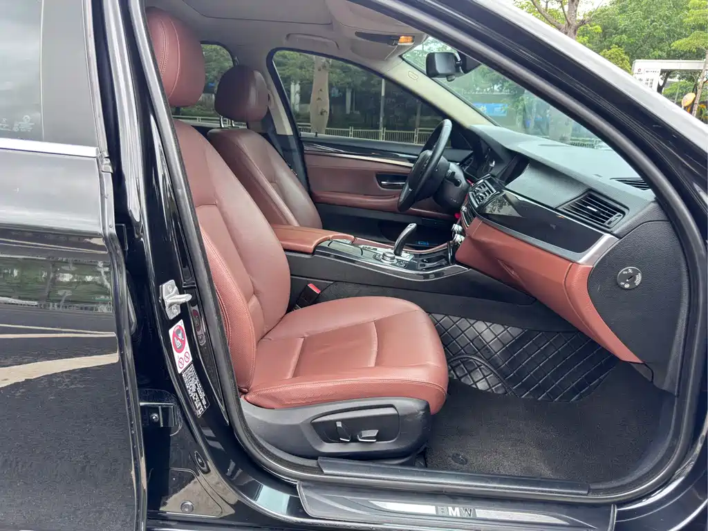 BMW 5 Series 2015 — фото 10