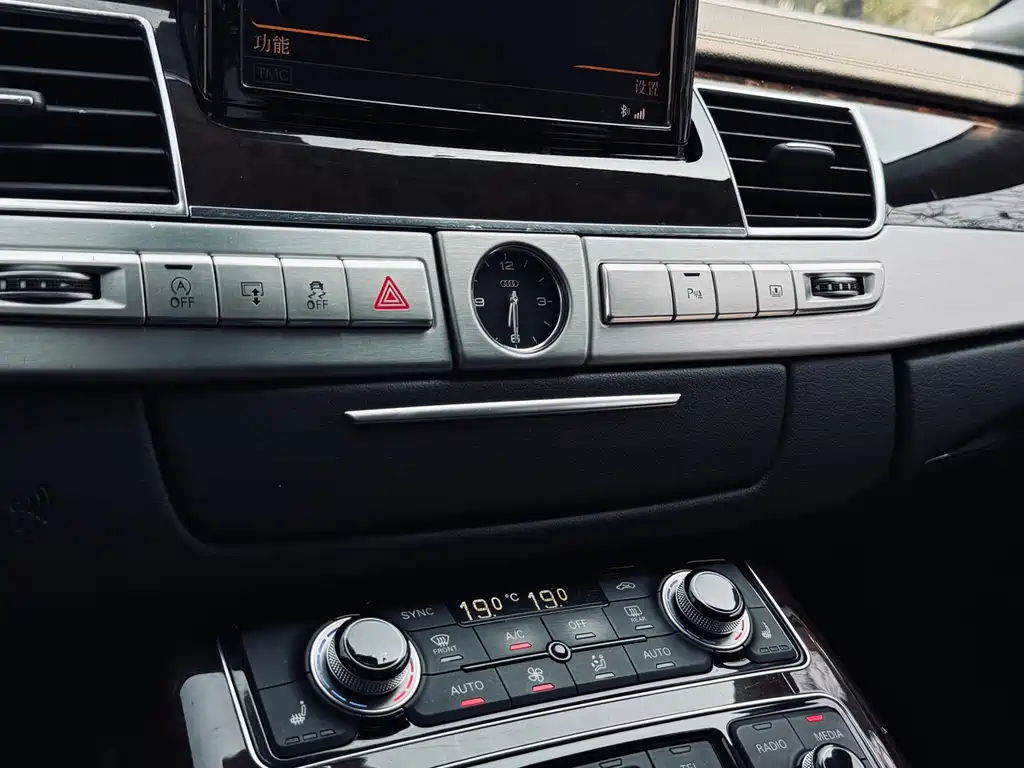Audi A8 2015 — фото 31
