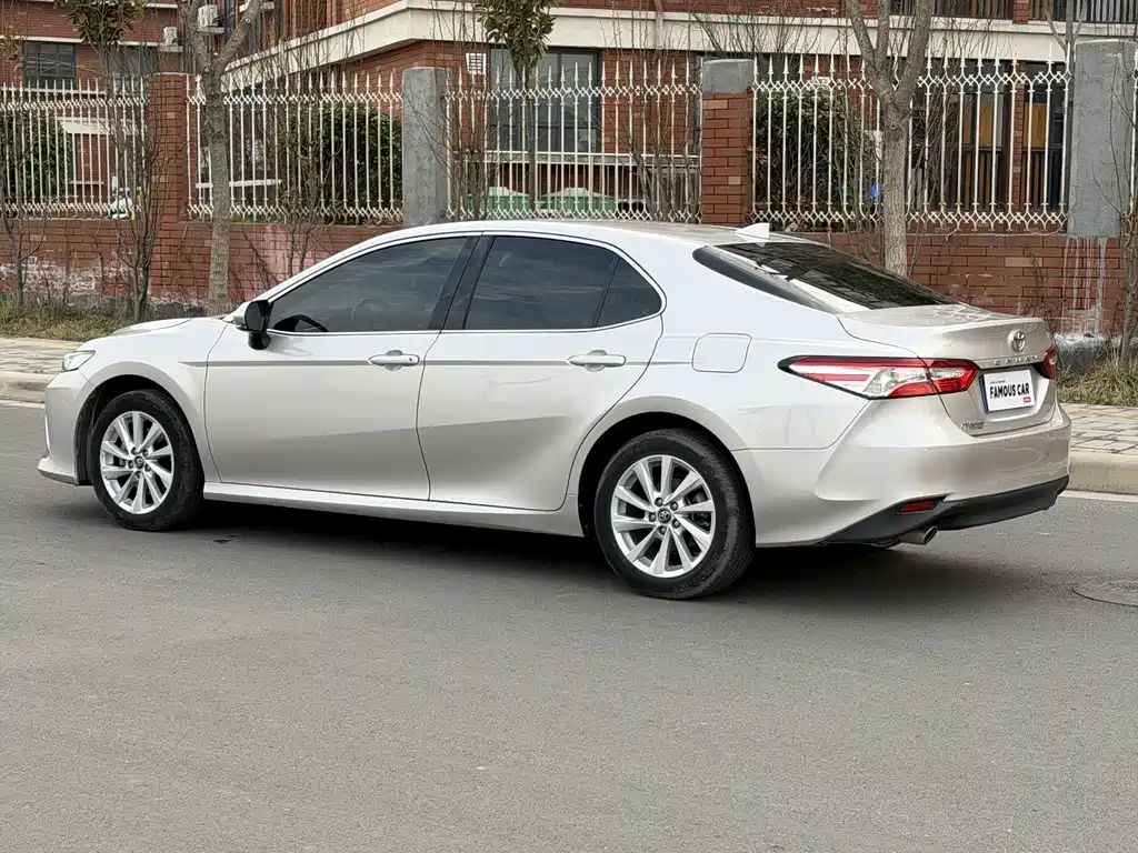 Toyota Camry 2022 — фото 6