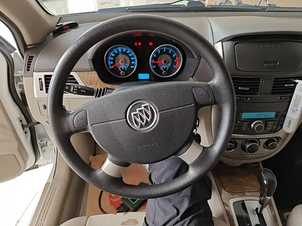 Buick Excelle 2015 — фото 11