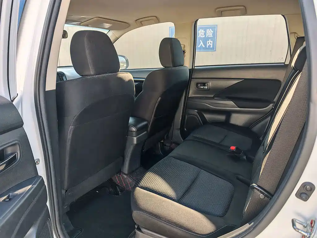 Mitsubishi Outlander 2023 — фото 6