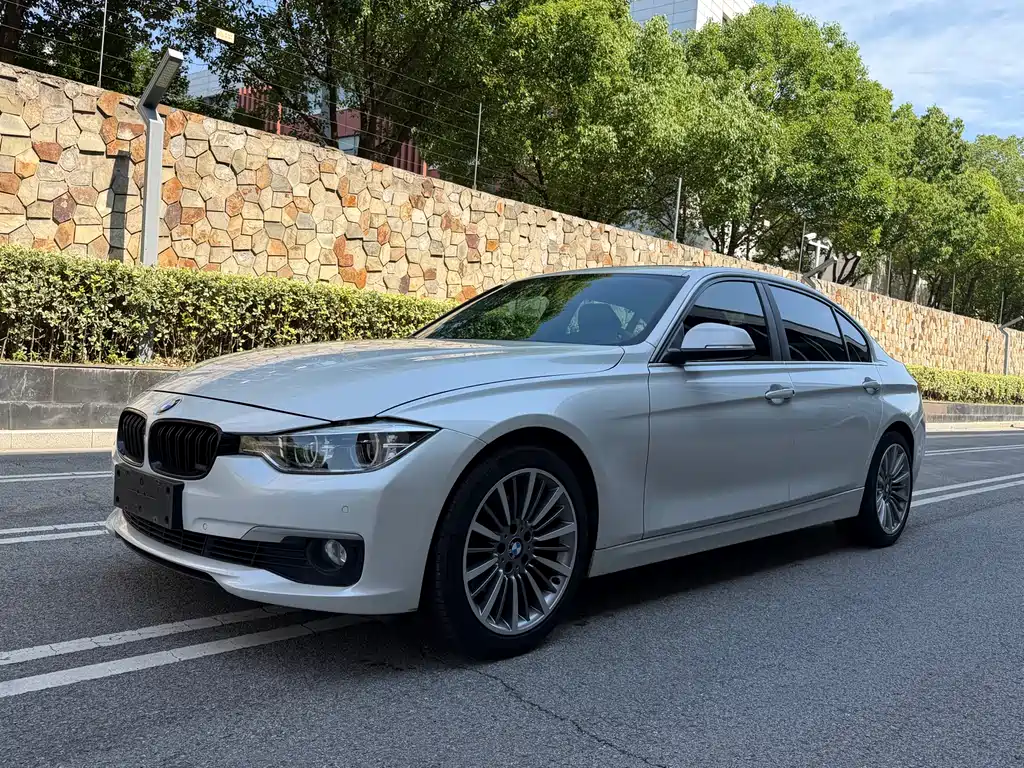 BMW 3 Series 2018 — фото 1