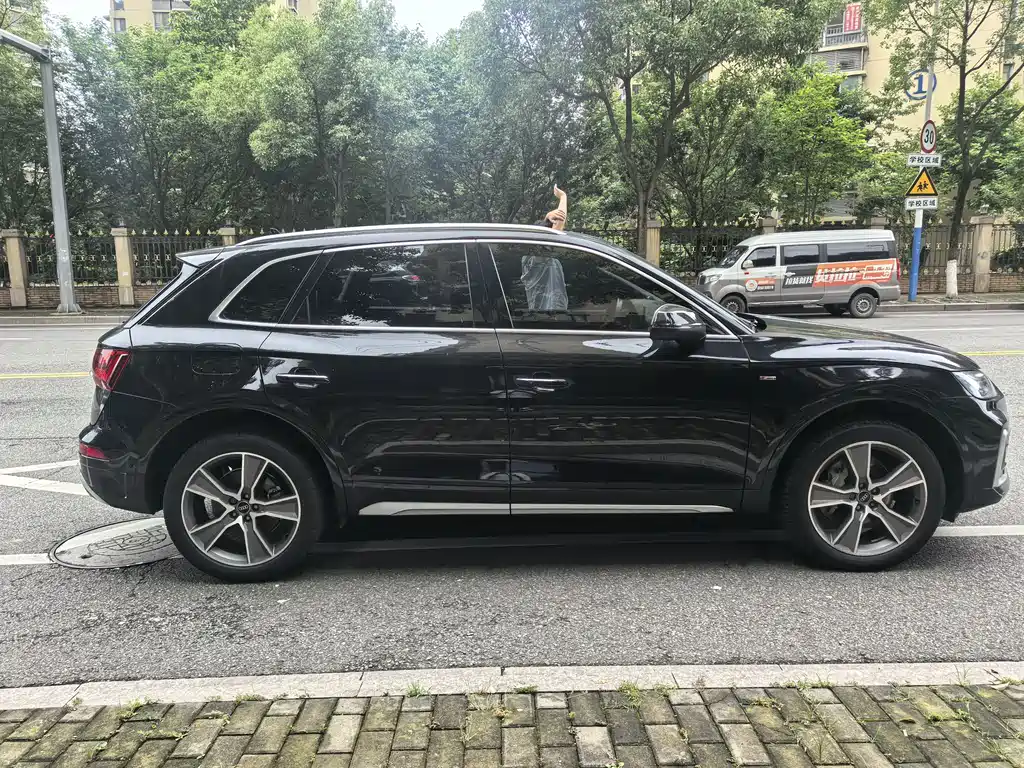 Audi Q5L 2023 — фото 11