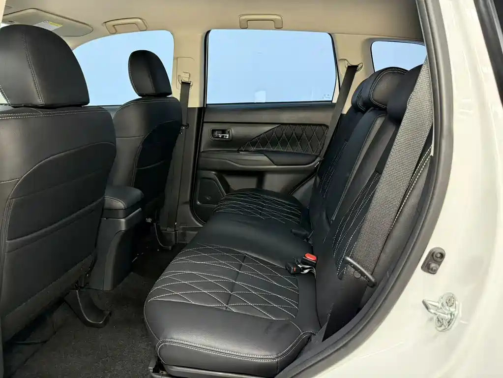 Mitsubishi Outlander 2022 — фото 17