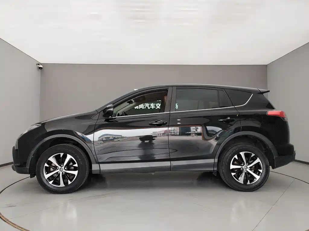 Toyota RAV4 2017 — фото 11