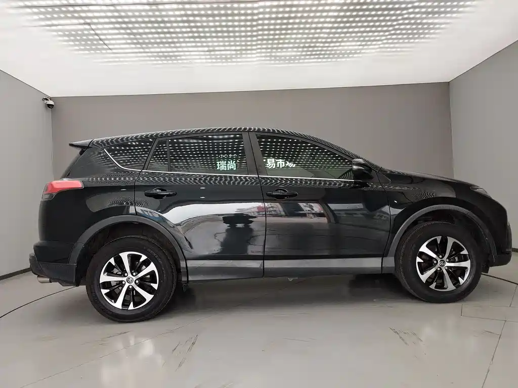 Toyota RAV4 2017 — фото 9