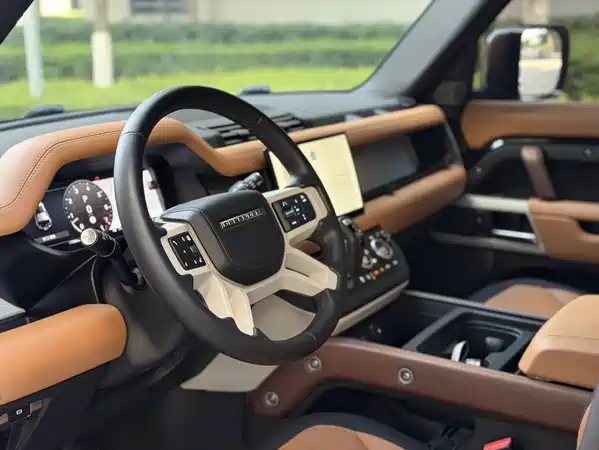Land Rover Defender 2024