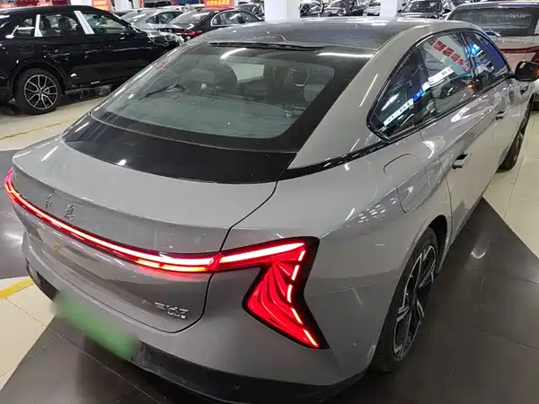 Hongqi EH7 2024