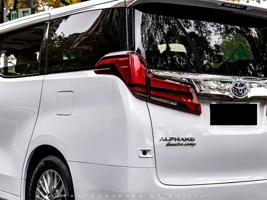 Toyota Alphard 2020 — фото 17