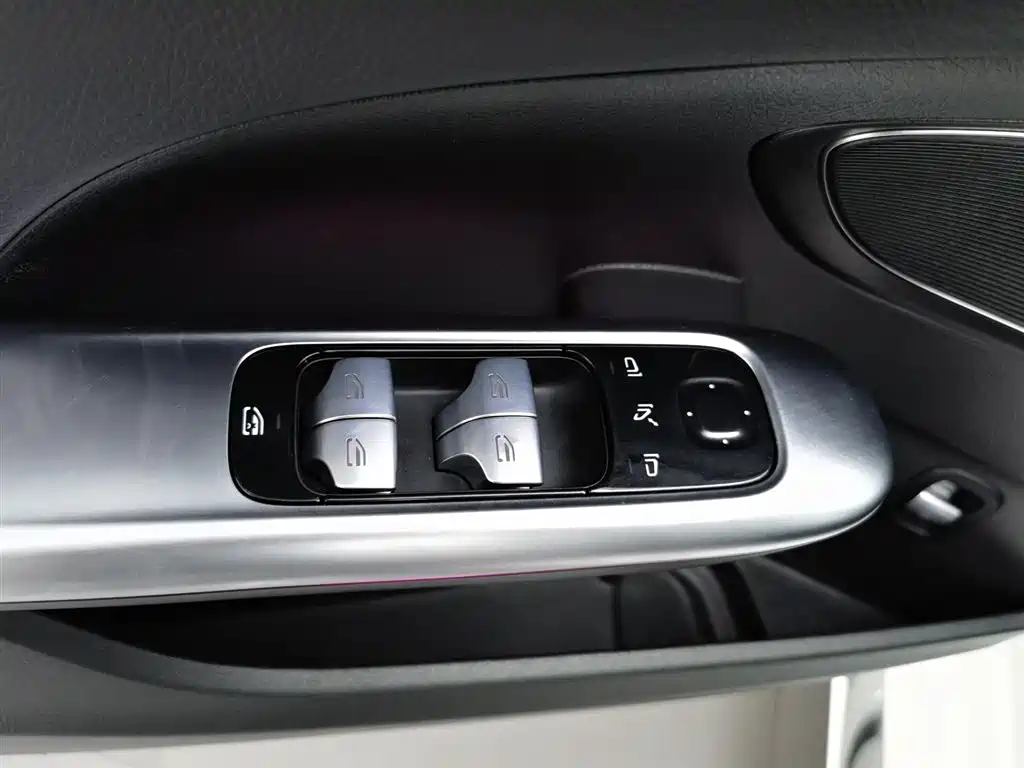 Mercedes-Benz C-Class 2023 — фото 9