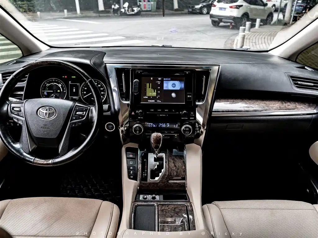 Toyota Alphard 2020 — фото 4