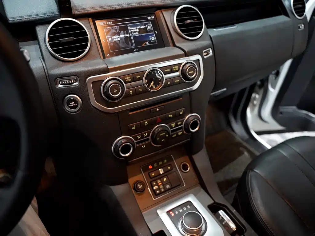 Land Rover Discovery 2016 — фото 13