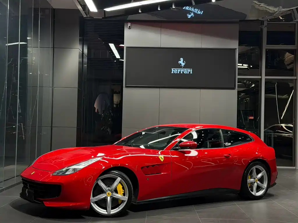 Ferrari GTC4Lusso 2019 — фото 1