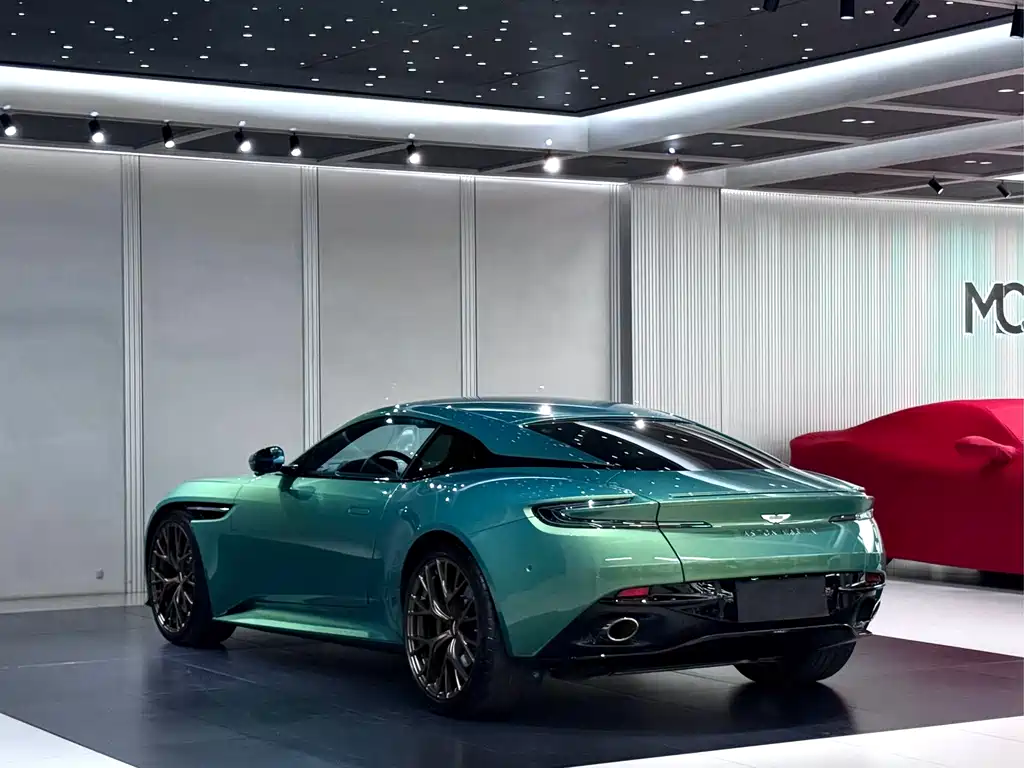Aston Martin DB12 2025 — фото 9
