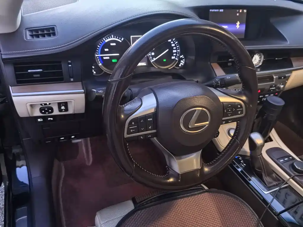 Lexus ES 2015 — фото 20