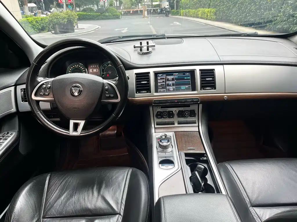 Jaguar XF 2014 — фото 11