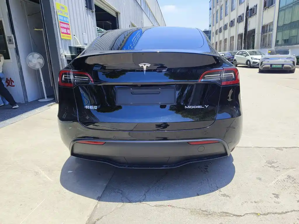 Tesla Model Y 2023 — фото 10