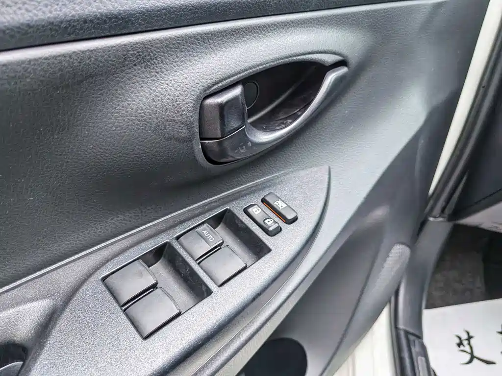 Toyota Yaris L 2022 — фото 12
