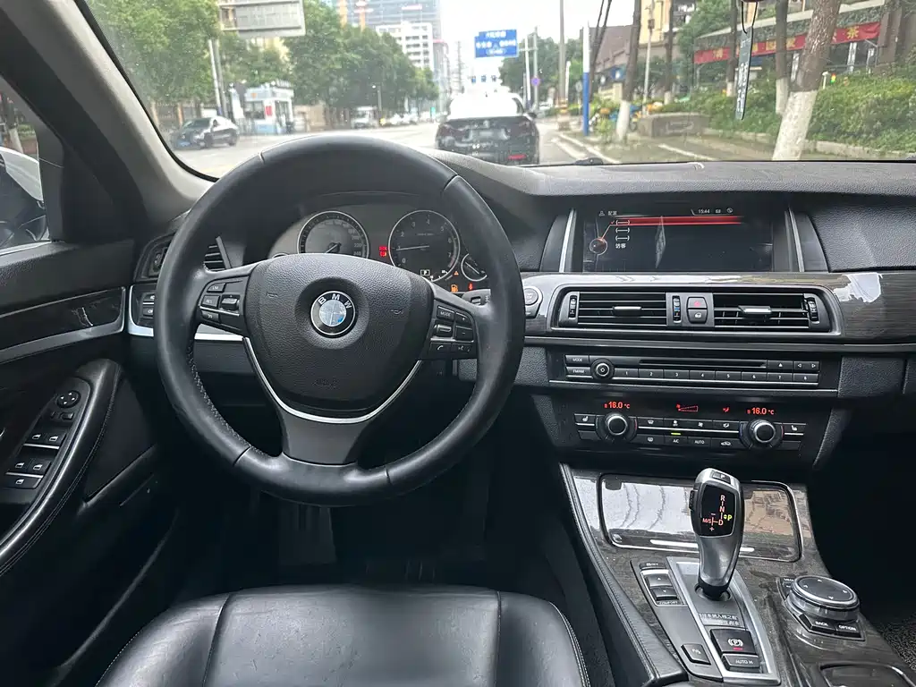 BMW 5 Series 2015 — фото 24
