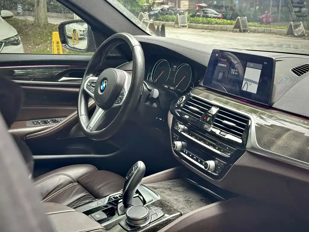 BMW 5 Series 2018 — фото 9