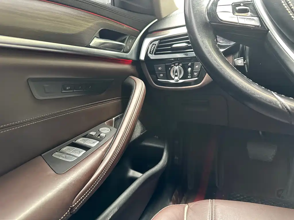 BMW 5 Series 2018 — фото 30