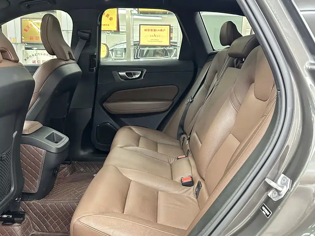 Volvo XC60 2021 — фото 10
